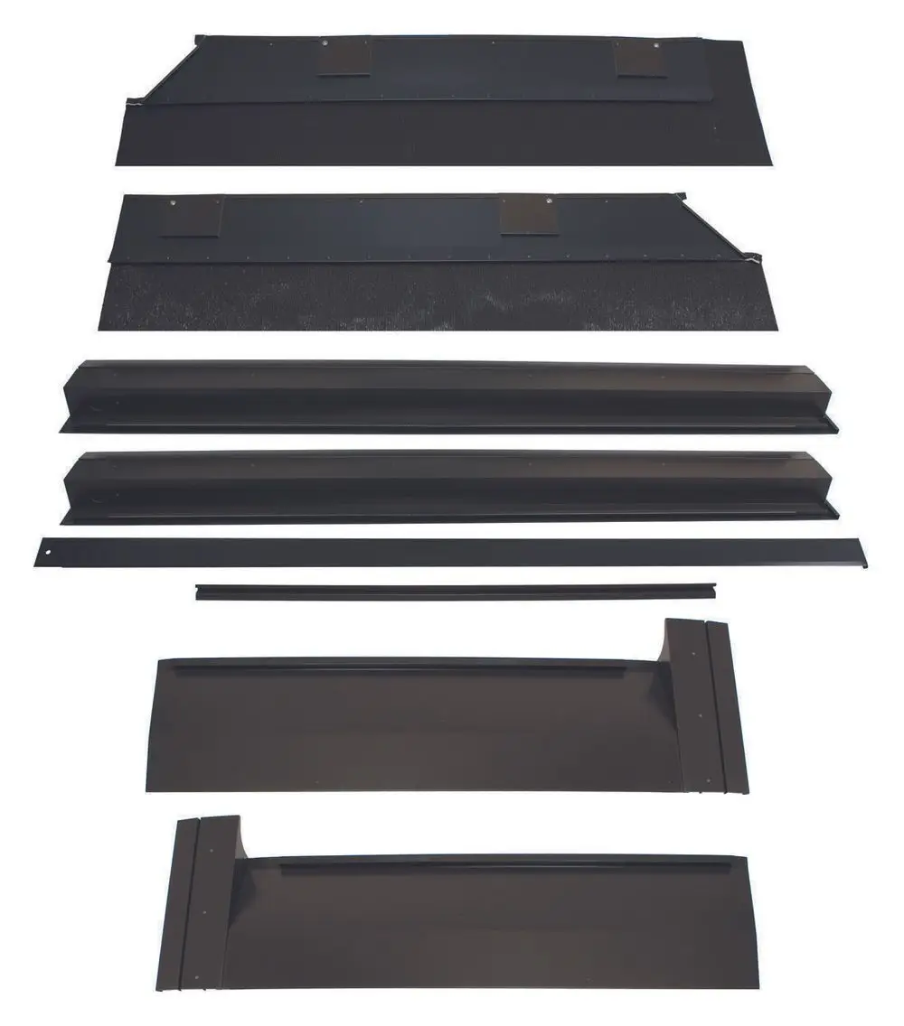 Ersatzteile für die Montage von Vaillant-Dachsystemen. Enthält mehrere schwarze Metallprofile und -platten in verschiedenen Formen und Längen.